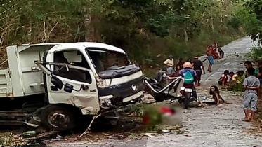 ফিলিপাইনে ট্রাক উল্টে ১৯ জনের মৃত্যু