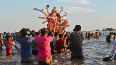 প্রতিমা বিসর্জনের মধ্যদিয়ে শেষ হল দুর্গাপূজা