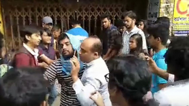 জাবিতে শিক্ষার্থীদের সঙ্গে প্রক্টরের হাতাহাতি 