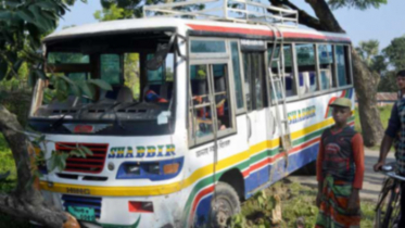 বাগমারায় বাস উল্টে নারী নিহত,আহত ১০