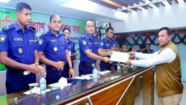 ঢাকা জেলার শ্রেষ্ঠ তদন্ত কর্মকর্তার পুরষ্কার পেলেন এসআই নজরুল