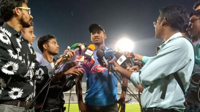 সাংবাদিকদের মুখোমুখি পেসার আল আমিন সাংবাদিকদের মুখোমুখি পেসার আল আমিন