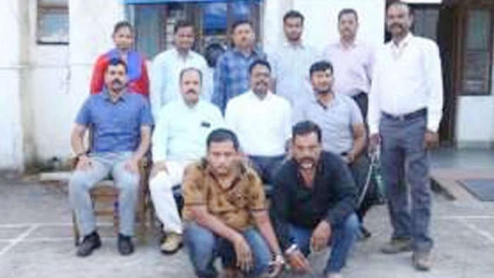 সামনে বসা দুই প্রতারক সামনে বসা দুই প্রতারক