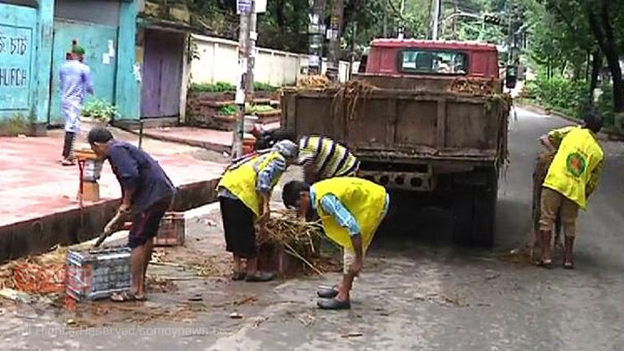 রাজধানীতে কোরবানির বর্জ্য অপসারণ করা হচ্ছে- পুরাতন ছবি