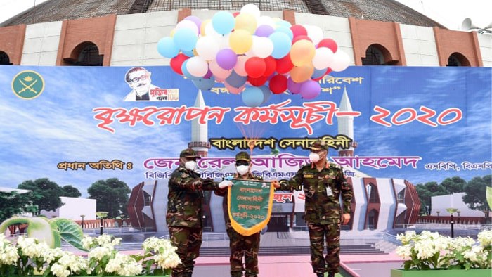 বেলুন উড়িয়ে ‘বৃক্ষরোপণ কর্মসূচী’র উদ্বোধন করছেন সেনাবাহিনী প্রধান জেনারেল আজিজ আহমেদ