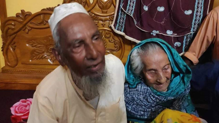 বৃদ্ধ মায়ের সঙ্গে ৮০ বছরের আবদুল কুদ্দুস। ছবি: একুশে টেলিভিশন বৃদ্ধ মায়ের সঙ্গে ৮০ বছরের আবদুল কুদ্দুস। ছবি: একুশে টেলিভিশন