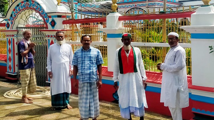 এনায়েতপুর মাজার শরীফে ভিখারী নাজিম উদ্দিন। এনায়েতপুর মাজার শরীফে ভিখারী নাজিম উদ্দিন।