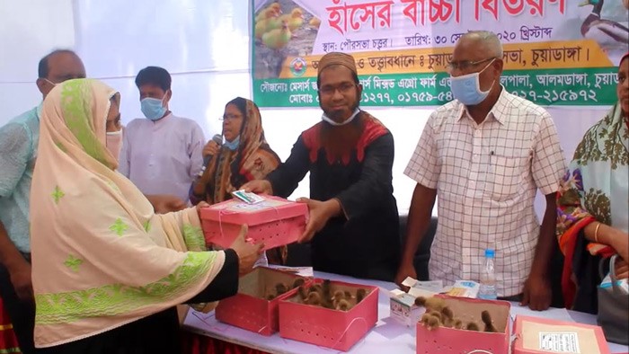 নারীদের মাঝে হাঁসের বাচ্চা বিতরণ করছেন পৌর মেয়র ওবায়দুর রহমান চৌধুরী। ছবি: একুশে টেলিভিশন