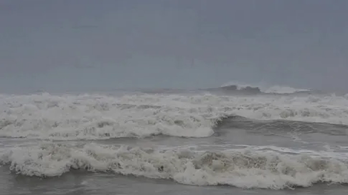 চট্টগ্রাম, কক্সবাজার, মংলা ও পায়রা সমুদ্রবন্দরকে ৩ নম্বর সতর্ক সংকেত দেখিয়ে যেতে বলা হয়েছে- সংগৃহীত চট্টগ্রাম, কক্সবাজার, মংলা ও পায়রা সমুদ্রবন্দরকে ৩ নম্বর সতর্ক সংকেত দেখিয়ে যেতে বলা হয়েছে- সংগৃহীত