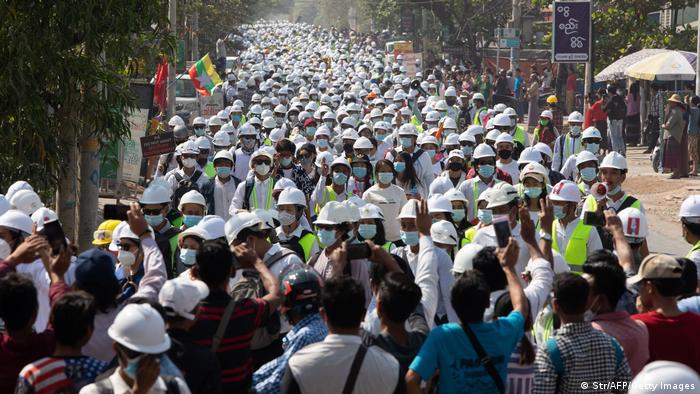 মিয়ানমারে বিক্ষোভে সামিল ইঞ্জিনিয়ার ও ছাত্ররা।