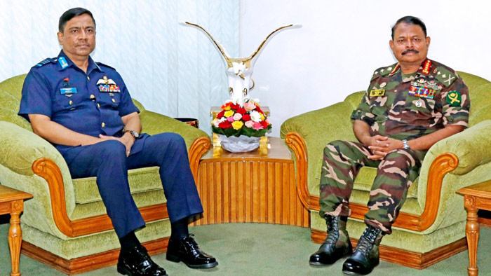 বিদায়ী সেনাবাহিনী প্রধান জেনারেল আজিজ আহমেদ ও বিমান বাহিনী প্রধান এয়ার মার্শাল শেখ আব্দুল হান্নান