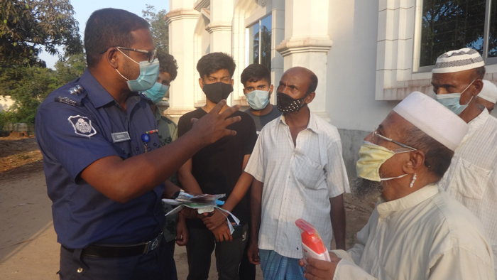 মুসল্লিদের স্বাস্থ্য উপকরণ সরবরাহ করছেন এএসপি আনোয়ার হোসেন শামীম