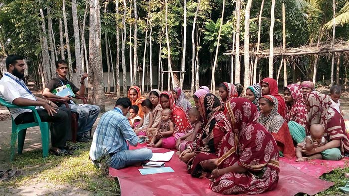 স্থানীয় অসহায় নারীদের নিয়ে সভা করছেন বার্ডোর কর্মীরা, বরিশাল। ছবি- বার্ডো’র পক্ষ থেকে