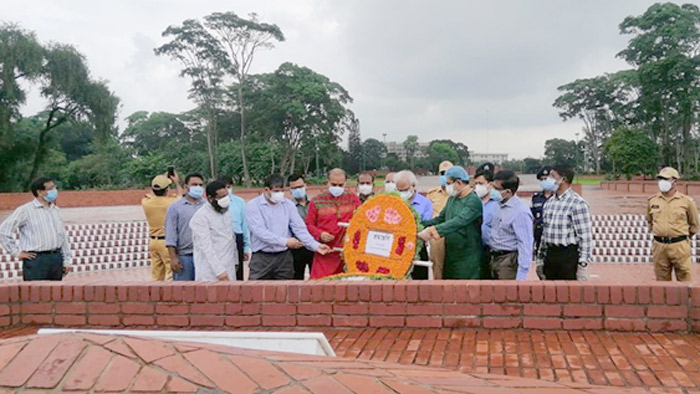 জাতীয় স্মৃতিসৌধে শ্রদ্ধা নিবেদন করেছেন উপাচার্য অধ্যাপক ড. সত্য প্রসাদ মজুমদার- একুশে টেলিভিশন