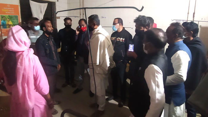 হাসপাতালে ভিকটিমের পরিবার ও স্থানীয় জনপ্রতিনিধিরা হাসপাতালে ভিকটিমের পরিবার ও স্থানীয় জনপ্রতিনিধিরা