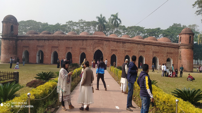 বিশ্ব ঐতিহ্য ষাটগম্বুজ মসজিদে পর্যটকদের আনাগোনা