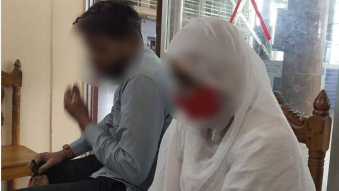 বেনাপোল চেকপোস্টে বাংলাদেশী দম্পতি বেনাপোল চেকপোস্টে বাংলাদেশী দম্পতি