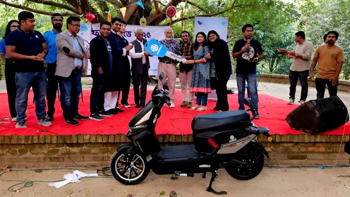 অনুষ্ঠানে র‌্যাফেল ড্র-তে প্রথম পুরস্কার বিজয়ীর হাতে হুয়াহাই স্কুটারের চাবি তুলে দিচ্ছেন অতিথিরা।