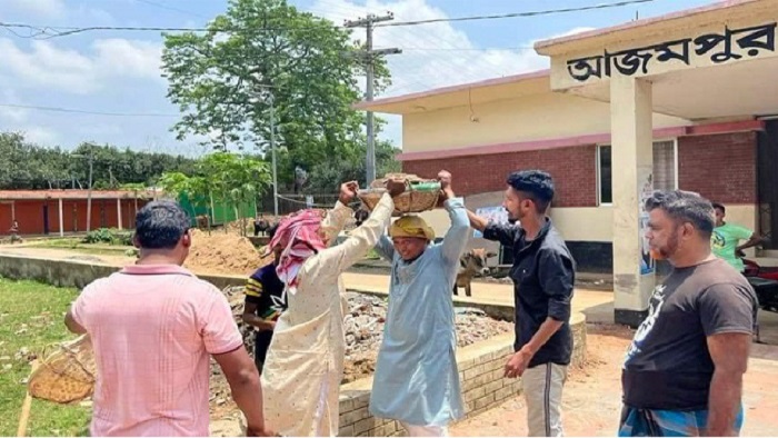 টুকরি মাথায় তুলে নিচ্ছেন ইউপি চেয়ারম্যান মো. শাহজাহান