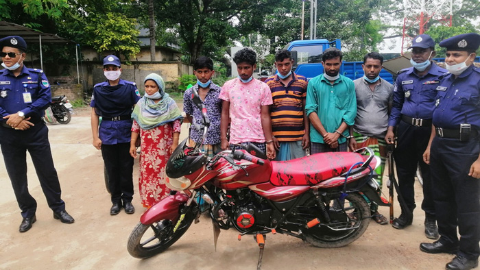 আন্তঃজেলা গাড়ি চোরচক্রের এক নারীসহ ছয় সদস্যকে গ্রেফতার করে চুয়াডাঙ্গা পুলিশ। ছবি: একুশে টেলিভিশন