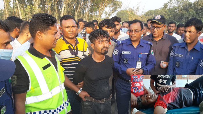 গুলিভর্তি ম্যাগাজিনসহ আটক বাকের আলী, ইনসেটে গুলিবিদ্ধ ট্রাকচালক, ছবি- একুশে টেলিভিশন।