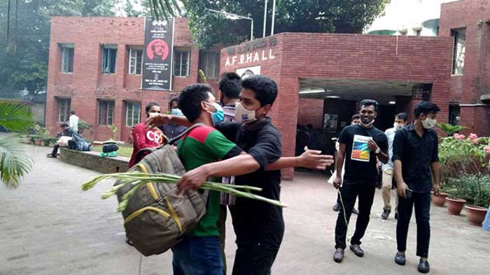 ৫ অক্টোবরে স্নাতক শেষ বর্ষ ও স্নাতকোত্তর শিক্ষার্থীদের হলে ওঠার দৃশ্য ৫ অক্টোবরে স্নাতক শেষ বর্ষ ও স্নাতকোত্তর শিক্ষার্থীদের হলে ওঠার দৃশ্য