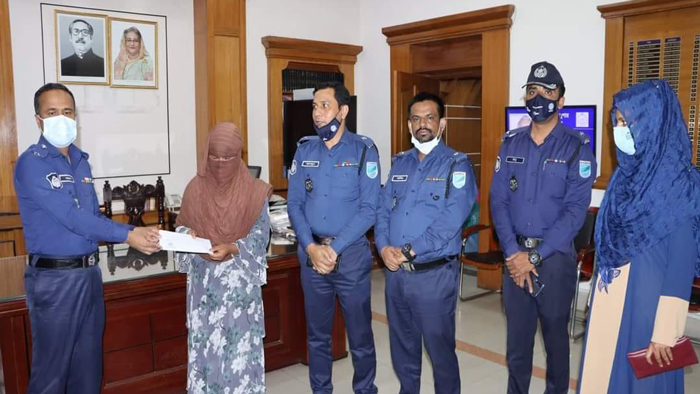 বাস থেকে ফেলে দেয়া সেই নারীকে আর্থিক সহায়তা দিচ্ছেন পুলিশ সুপার