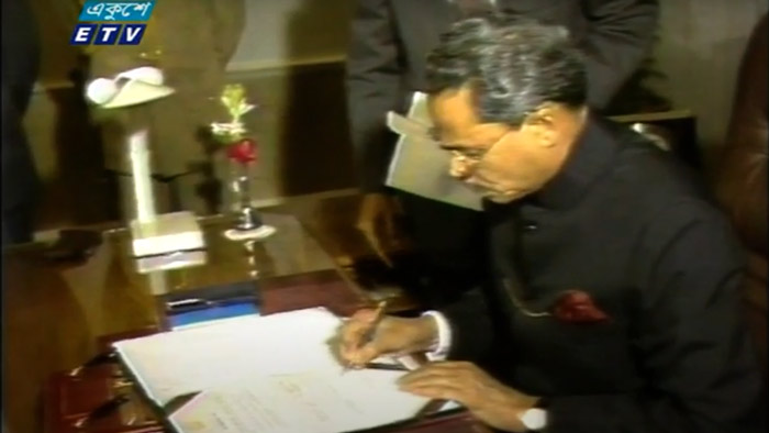 গণআন্দোলনের মুখে পদত্যাগপত্রে স্বাক্ষর করছেন হুসাইন মুহম্মদ এরশাদ। ফাইল ছবি গণআন্দোলনের মুখে পদত্যাগপত্রে স্বাক্ষর করছেন হুসাইন মুহম্মদ এরশাদ। ফাইল ছবি