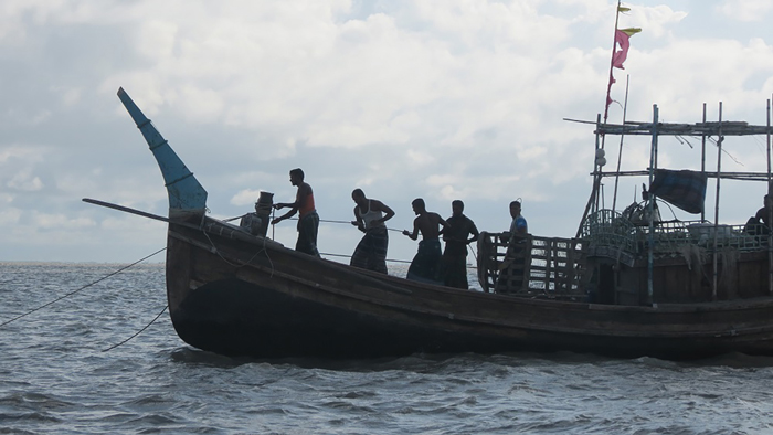 নদীতে মাছ শিকারের দৃশ্য