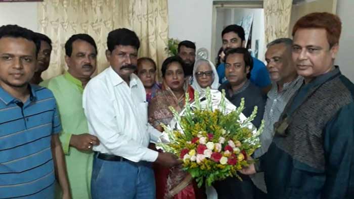 ফুল দিয়ে শ্বশুরালয়ে অভ্যর্থনা জানান হয় মেয়র আইভিকে ফুল দিয়ে শ্বশুরালয়ে অভ্যর্থনা জানান হয় মেয়র আইভিকে