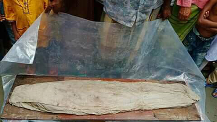 ২০ বছর পরও অক্ষত সেই কাফনের কাপড় ও মৃতদেহ। ছবি- ইটিভি। ২০ বছর পরও অক্ষত সেই কাফনের কাপড় ও মৃতদেহ। ছবি- ইটিভি।