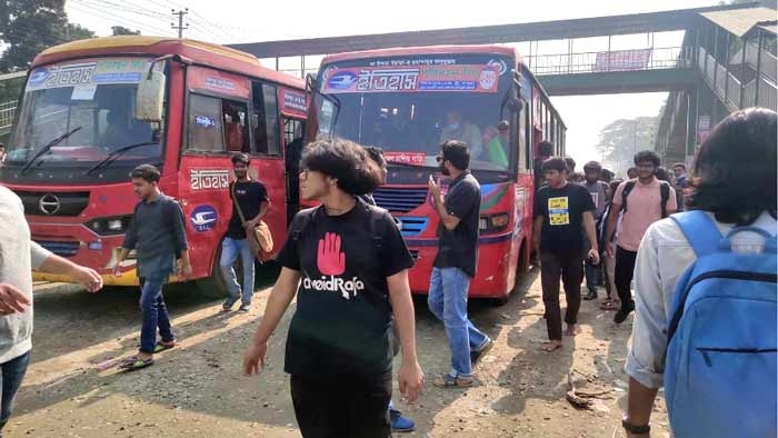 বিশ্ববিদ্যালয়ের প্রান্তিক গেটে ইতিহাস পরিবহন সার্ভিসের সকল বাস আটকে দিয়েছে শিক্ষার্থীরা