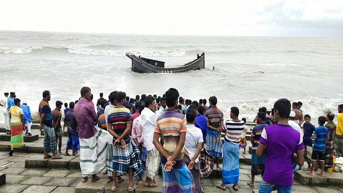 উদ্ধার হওয়া ক্ষতিগ্রস্ত ট্রলারটি দেখতে কুয়াকাটা সৈকতে পর্যটক এবং স্থানীয়দের ভীড়। ছবি: একুশে টেলিভিশন