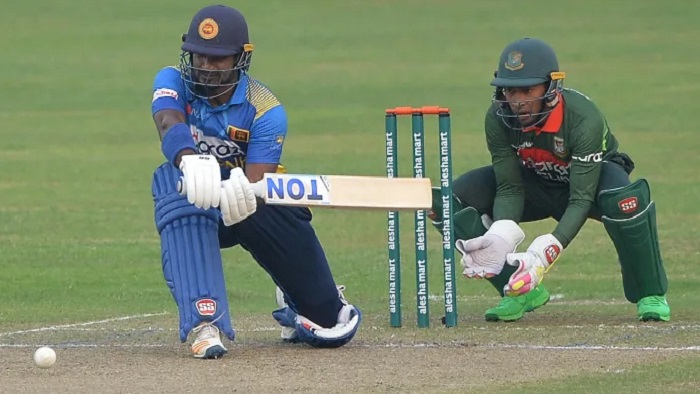 ফিফটি হাঁকানোর পথে পেরেরার সুইপ শট ফিফটি হাঁকানোর পথে পেরেরার সুইপ শট