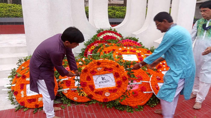 গণকবরে পুষ্পার্ঘ অর্পণ করছেন জেলা প্রশাসক মোহাম্মদ মুনছুর আলম খাঁন