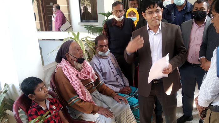 দাদা-নাতির আবেদন শুনছেন জেলা প্রশাসক ড. মোঃ মুনসুর আলম খান। দাদা-নাতির আবেদন শুনছেন জেলা প্রশাসক ড. মোঃ মুনসুর আলম খান।