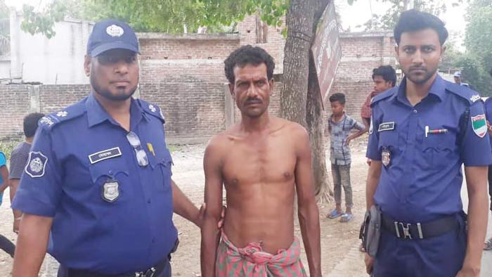 বালু উত্তোলনকারী আজগর আলীকে গ্রেফতার করে নিয়ে যাচ্ছে পুলিশ বালু উত্তোলনকারী আজগর আলীকে গ্রেফতার করে নিয়ে যাচ্ছে পুলিশ