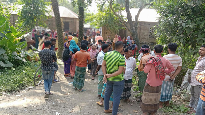 নিহতের বাড়িতে প্রতিবেশীদের ভীড়