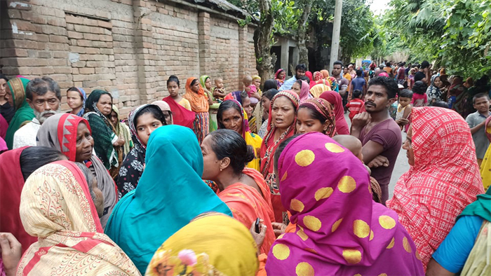 তামিমদের বাড়ির সামনে শোকাহত স্বজনদের ভিড়