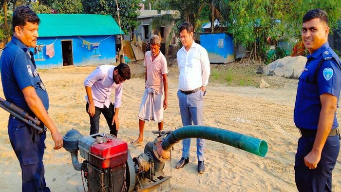 বালু তোলার মেশিন জব্দ করছে পুলিশ