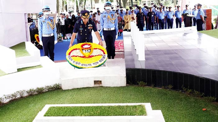 শহীদ বীরশ্রেষ্ঠ ফ্লাইট লেফটেন্যান্ট মতিউর রহমানের কবরে বিমান বাহিনী প্রধানের পক্ষ থেকে শ্রদ্ধা অর্পণ