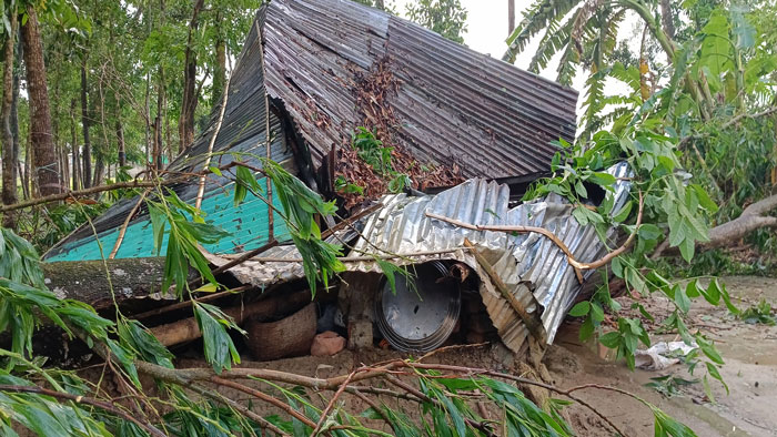 মাত্র ১০ মিনিটের ঝড়ে লন্ডভন্ড মৌলভীবাজার