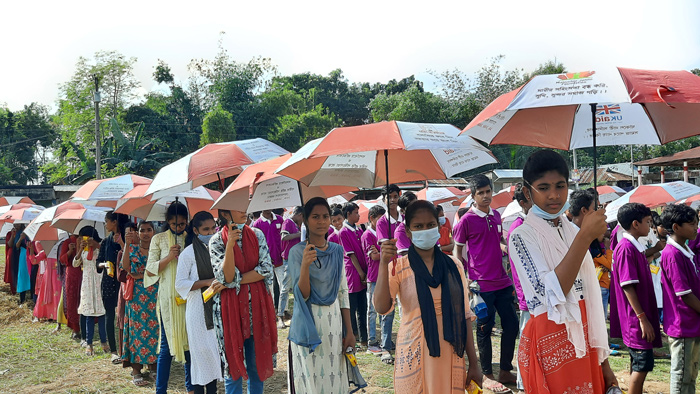 ছাতা মাথায় কিশোরীরা