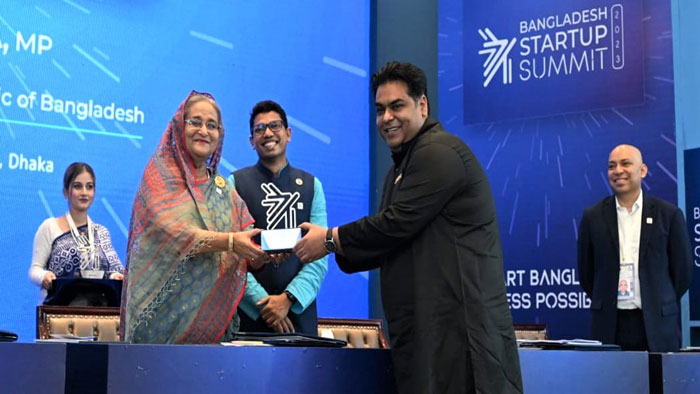 প্রধানমন্ত্রীর কাছ থেকে স্বীকৃতির স্মারক নিচ্ছেন নগদের ব্যবস্থাপনা পরিচালক প্রধানমন্ত্রীর কাছ থেকে স্বীকৃতির স্মারক নিচ্ছেন নগদের ব্যবস্থাপনা পরিচালক