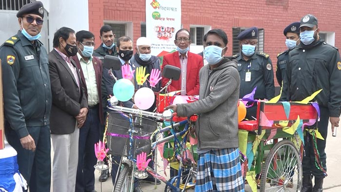 কারামুক্তদের হাতে সহায়তা সামগ্রী তুলে দেন জেলা প্রশাসক মো. হারুন অর রশিদ