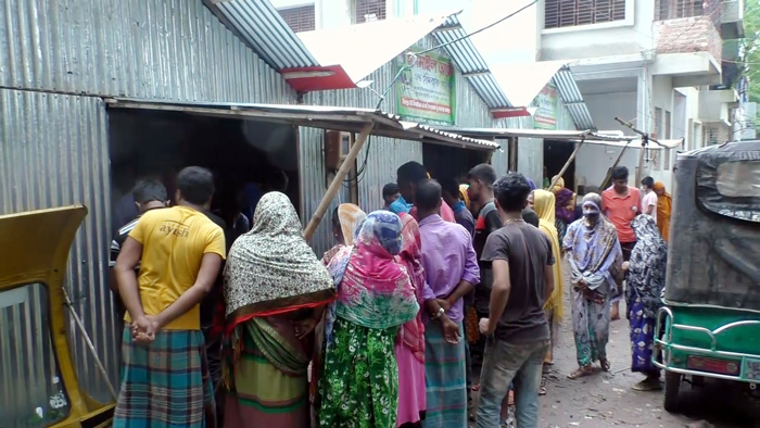 নিহত নুরুজ্জমানের বাড়িতে প্রতিবেশিদের ভীড়।