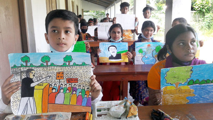 চিত্রাঙ্কন শেষে কোমলমতি শিক্ষার্থীরা- একুশে টেলিভিশন