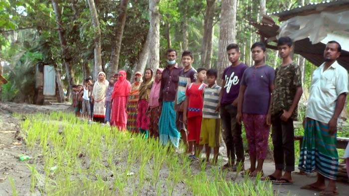 রাস্তা পাকাকরণের দাবিতে মানববন্ধন। ছবি: একুশে টেলিভিশন রাস্তা পাকাকরণের দাবিতে মানববন্ধন। ছবি: একুশে টেলিভিশন