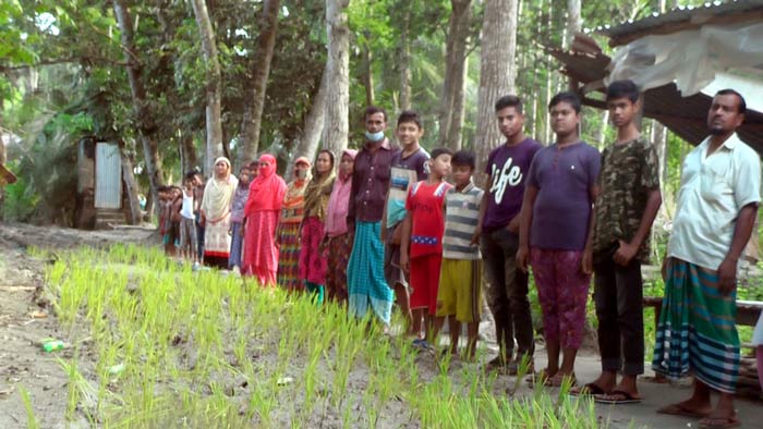 রাস্তা পাকাকরণের দাবিতে মানববন্ধন। ছবি: একুশে টেলিভিশন