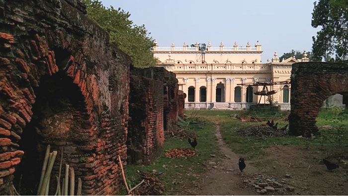 বড়তরফের রাজপ্রাসাদের পাশে অস্তিত্ব জানান দিচ্ছে ধ্বংসপ্রাপ্ত রানীমহল বড়তরফের রাজপ্রাসাদের পাশে অস্তিত্ব জানান দিচ্ছে ধ্বংসপ্রাপ্ত রানীমহল